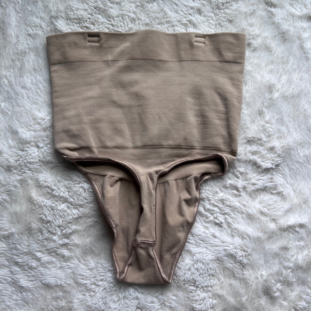 Skims Sculpting Mid-Waist Thong Tan Beige Seamless Shapewear Womens Size Small - Picture 5 of 8